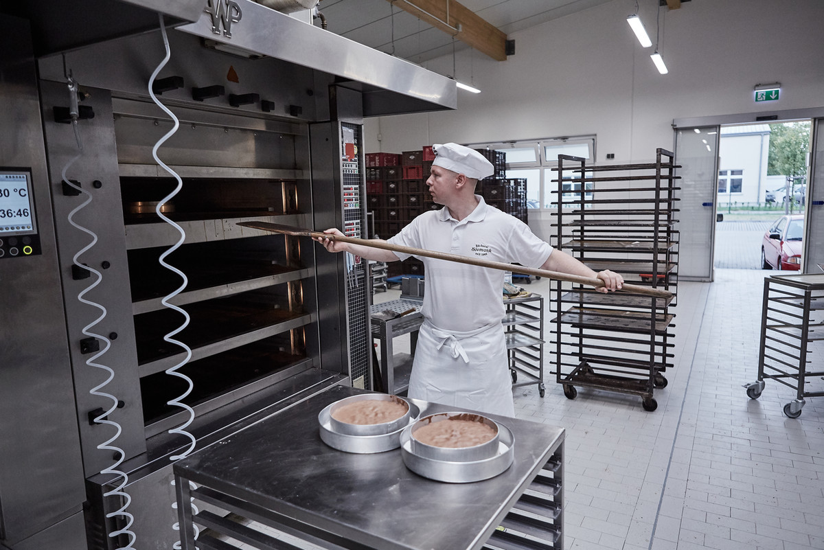 baecker_holt_mit_dem_brotschieber_kuchen_aus_dem_ofen